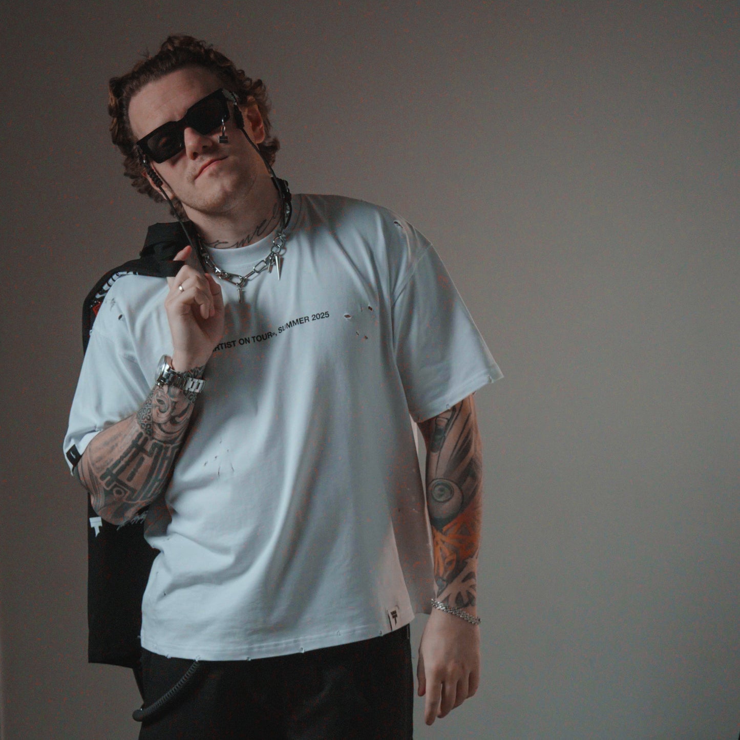 T-shirt "Artist on tour" white