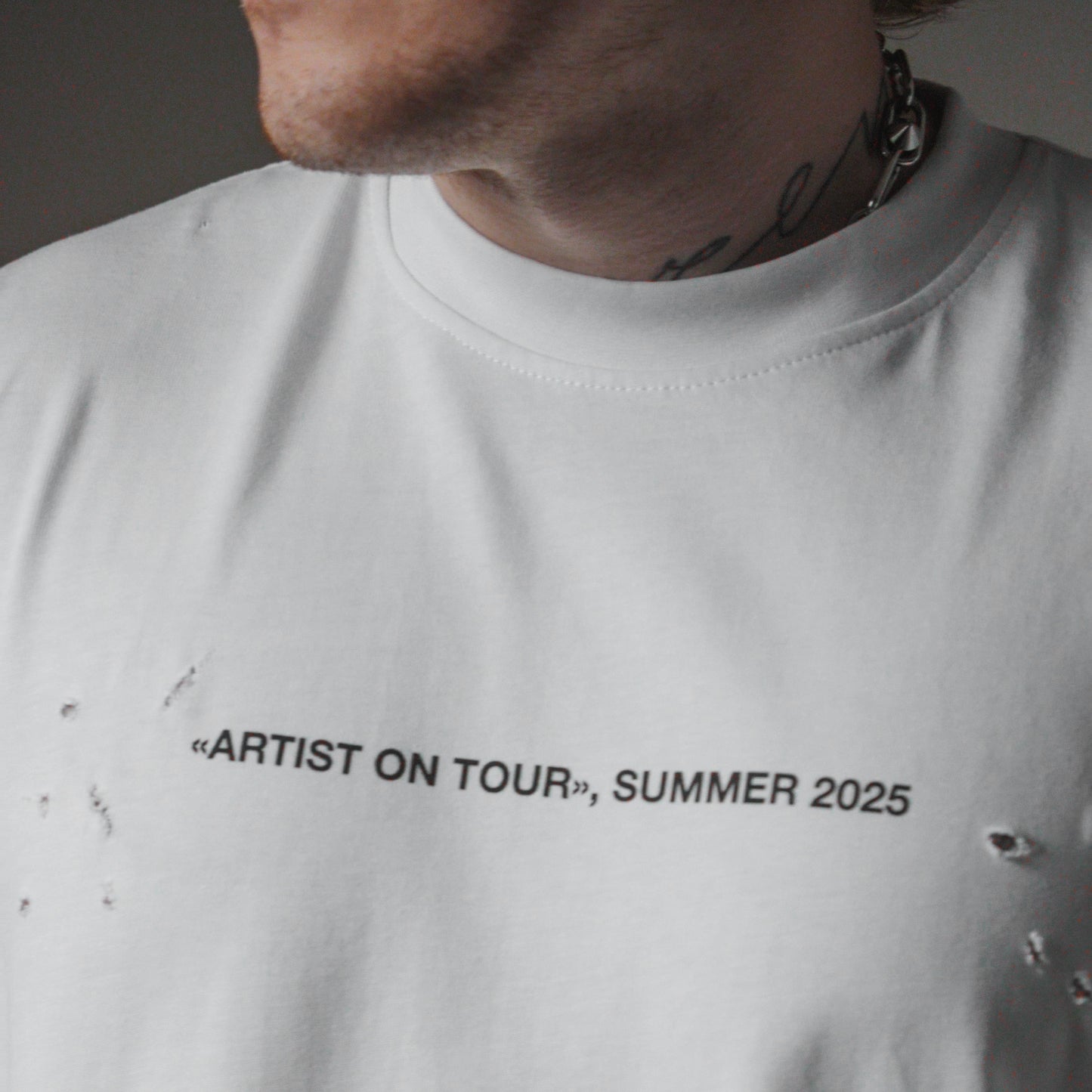 T-shirt "Artist on tour" white