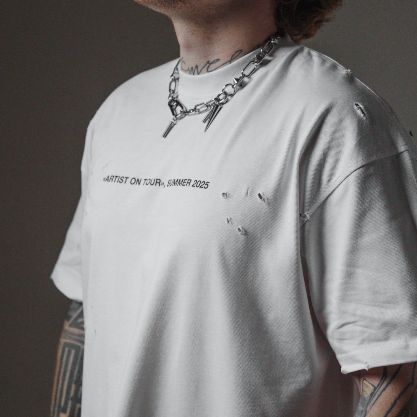 T-shirt "Artist on tour" white